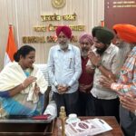 Ambala News : सिख समाज की समस्याओं को लेकर मेयर शैलजा सचदेवा से मिले मेंबर गुरतेज सिंह