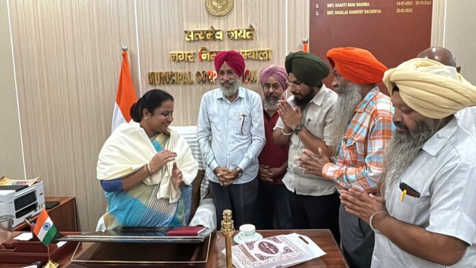 Ambala News : सिख समाज की समस्याओं को लेकर मेयर शैलजा सचदेवा से मिले मेंबर गुरतेज सिंह