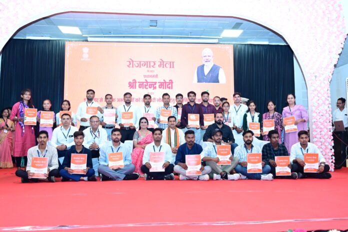 Ambala News : उत्तर रेलवे ने 16वें रोजगार मेले में लगभग 200 नवनियुक्त अभ्यर्थियों को नियुक्ति पत्र प्रदान किए