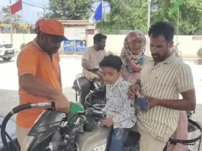 हरियाणा के करनाल में अब कैदी वाहनों में पेट्रोल-डीजल डालते नजर आएंगे। करनाल के कैथल रोड पर कैदियों के लिए इंडियन आॅयल कॉर्पोरेशन की मदद से पेट्रोल पंप शुरू किया गया। रविवार को हरियाणा जेल महानिदेशक मोहम्मद अकील ने पेट्रोल पंप का विधिवत उद्घाटन किया। हरियाणा के करनाल में अब कैदी वाहनों में पेट्रोल-डीजल डालते नजर आएंगे। करनाल के कैथल रोड पर कैदियों के लिए इंडियन आॅयल कॉर्पोरेशन की मदद से पेट्रोल पंप शुरू किया गया। रविवार को हरियाणा जेल महानिदेशक मोहम्मद अकील ने पेट्रोल पंप का विधिवत उद्घाटन किया।