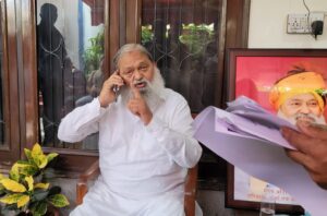 ऊर्जा मंत्री अनिल विज बिजली निगम के अधिकारियों को फटकार लगाते हुए।