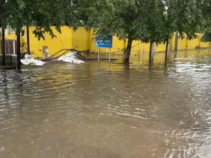 Haryana Weather Update: हरियाणा के 7 जिलों में हुई बारिश, चरखी दादरी में डीसी की कोठी के बाहर भरा पानी Haryana Weather Update: हरियाणा के 7 जिलों में हुई बारिश, चरखी दादरी में डीसी की कोठी के बाहर भरा पानी