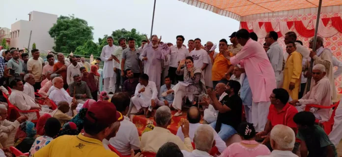 Rajya Sabha MP Kiran Chaudhary, who went on a tour of villages, gave a blunt reply to the officials Bhiwani News : गांवों के दौरे पर निकली राज्यसभा सांसद किरण चौधरी की अधिकारियों को दो टूक