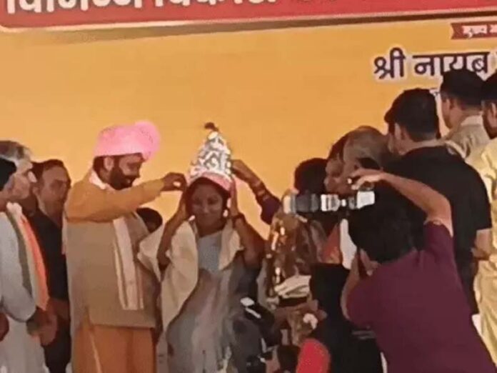 Jind News: जींद में मनाया दिल्ली की सीएम का जन्मदिन, विधायकों ने भेंट की कोथली, सीएम ने पहनाया चांदी का मुकुट