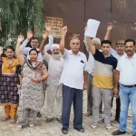 Bhiwani News : रामगंज मोहल्ला में चौक के बीचो-बीच लगाए जा रहे खंभों के विरोध में उपायुक्त से मिले क्षेत्रवासी