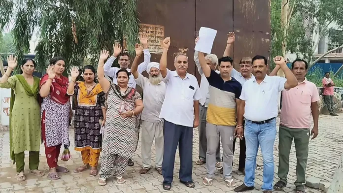 Bhiwani News : रामगंज मोहल्ला में चौक के बीचो-बीच लगाए जा रहे खंभों के विरोध में उपायुक्त से मिले क्षेत्रवासी