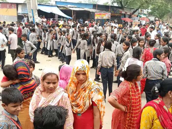 Gurugram News: गुरुग्राम में स्कूल को डबल शिफ्ट करने का विरोध, छात्रों ने किया रोड जाम