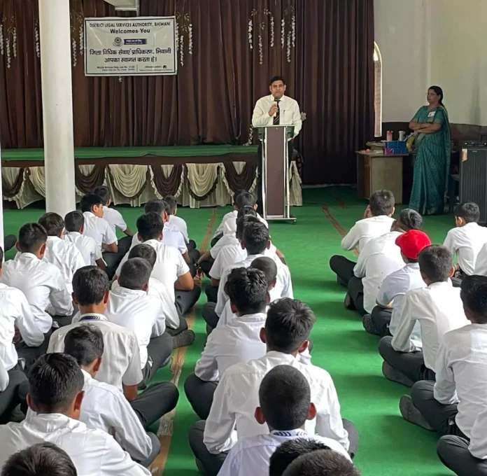 Road safety lessons were taught to students at MD Senior Secondary School Neemdiwali School Bhiwani News : एमडी वरिष्ठ माध्यमिक विद्यालय नीमड़ीवाली स्कूल में विद्यार्थियों को सडक़ सुरक्षा का पढ़ाया पाठ