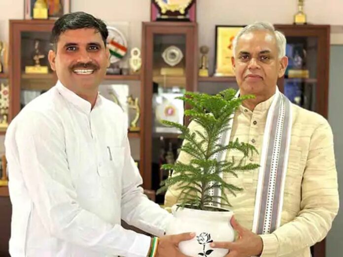 Haryana News: कैथल के पूंडरी से विधायक सतपाल जांबा ने कुरुक्षेत्र में गुजरात के राज्यपाल से की मुलाकात