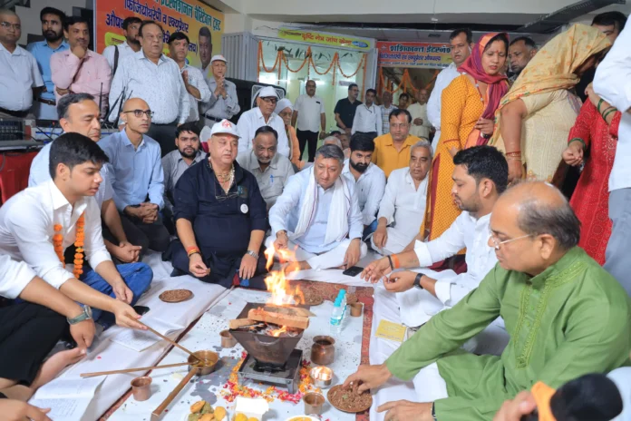 Shashikant Kaushik set an example in social service