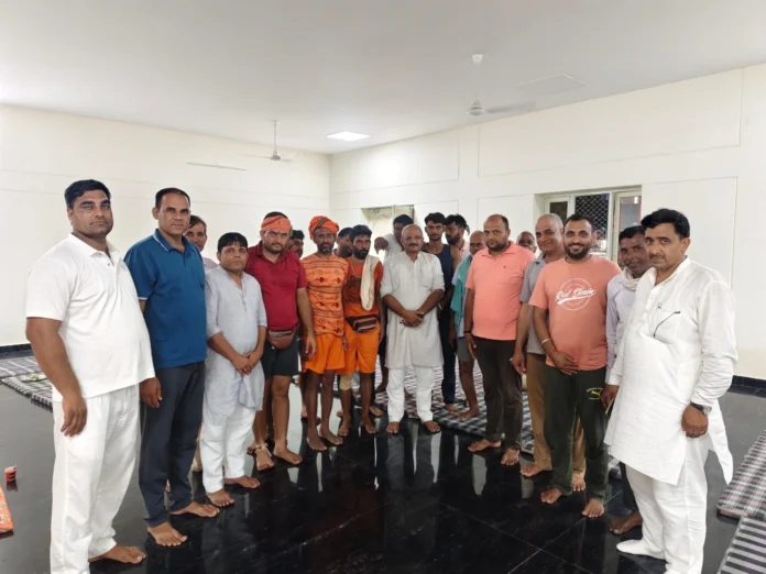 Social organizations of the town served the devotees of Shiva