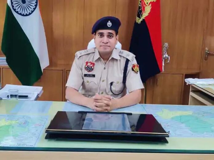 Hisar News: हिसार में ड्यूटी में लापरवाही बरतने पर 1 एसआई सहित 4 पुलिसकर्मी लाइन हाजिर, 3 एसपीओ को नौकरी से निकाला Hisar News: हिसार में ड्यूटी में लापरवाही बरतने पर 1 एसआई सहित 4 पुलिसकर्मी लाइन हाजिर, 3 एसपीओ को नौकरी से निकाला