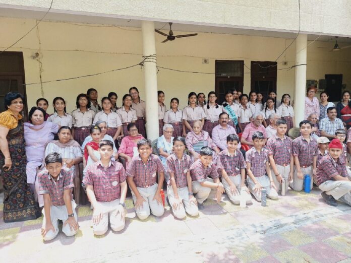 Ambala News : डीएवी सीनियर सेकेंडरी पब्लिक स्कूल के विद्यार्थियों ने वृद्धाश्रम जाकर बांटा खुशियों का उपहार
