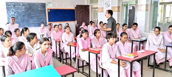 Awarness Programs : छात्राओं को लाइफ स्किल, बढ़ती उम्र के साथ भटकाव को लेकर किया जागरूक