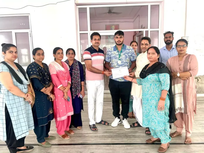 Bhiwani News : भिवानी के सुमित स्वामी ने अंर्त विश्वविद्यालय कुश्ती में जीता रजत पदक, किया स्वागत