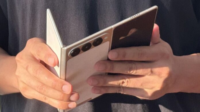  Samsung की छुट्टी करने आया Tecno Phantom Ultimate G Fold,  ट्राई-फोल्ड डिज़ाइन से मचाई धूम 