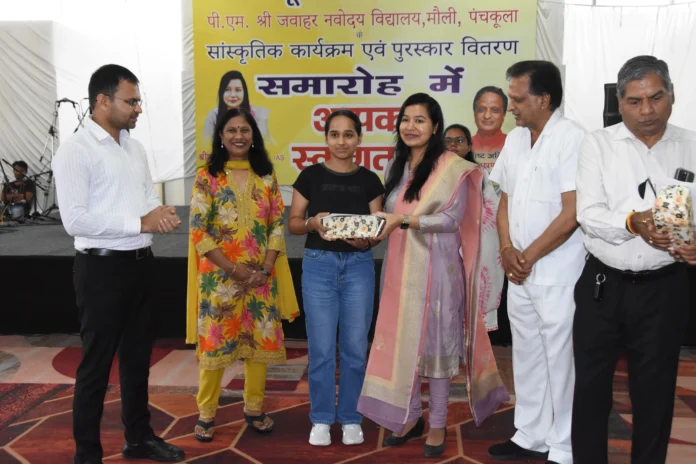 The Deputy Commissioner honoured the talented students of Navodaya Vidyalaya