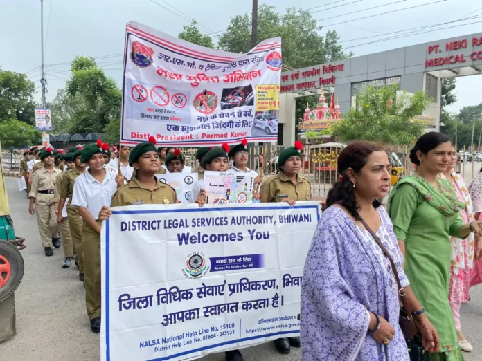 Road Safety Slogan : बच्चों के हांथों में सडक़ सुरक्षा के स्लोगन लिखी तख्तियां आकर्षण का केंद्र बनी