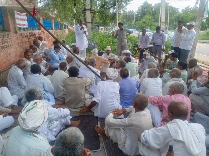 The protest of Bhakiyu continued for the second day, MLA Umesh Patuwas reached the protest and invited him for talks with the Chief Minister by feeding him sweets