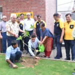 Gurugram News : गुरुग्राम के लायंस पब्लिक स्कूल सेक्टर-102 में चलाया वृक्षारोपण अभियान