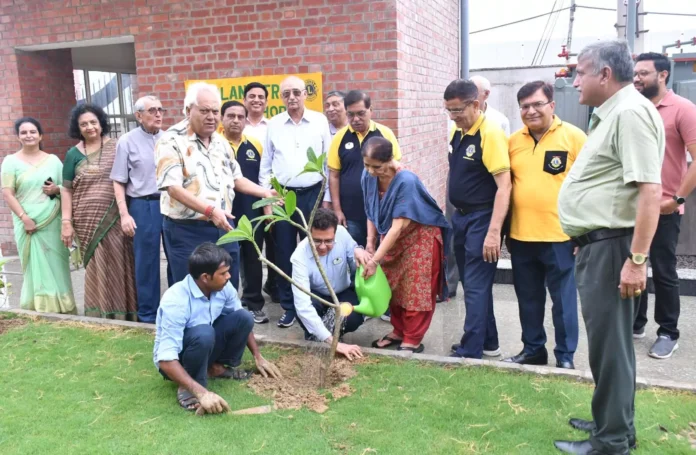 Gurugram News : गुरुग्राम के लायंस पब्लिक स्कूल सेक्टर-102 में चलाया वृक्षारोपण अभियान