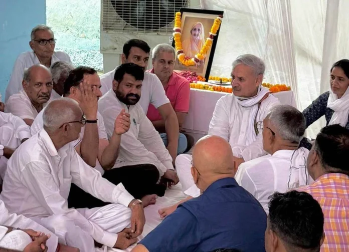 Union Minister expressed condolences on the demise of Private Secretary's mother