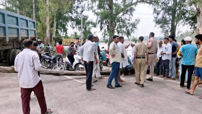 Jind News : टूटा बिजली पोल न बदलने पर ग्रामीणों जींद-सफीदों मार्ग पर लगाया जाम