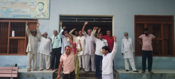 Villagers expressing anger against the department over electricity problem in village Hadodi