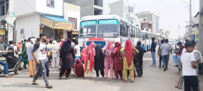 Jind News : पीने के पानी की किल्लत को लेकर नगूरां गांव की महिलाओं ने जींद-कैथल मार्ग किया जाम