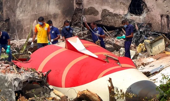 Ahmedabad Plane Crash: पहली जांच रिपोर्ट, हादसे से पहले बंद कर दिए थे दोनों इंजनों को ईंधन देने वाले दोनों स्विच Ahmedabad Plane Crash
