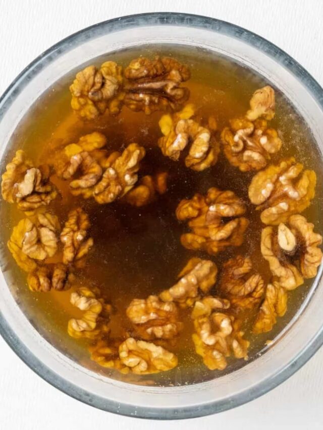 Eat Soaked Walnuts: काजू-बादाम छोड़िए! रोज़ सुबह खाली पेट खाएं भीगे अखरोट
