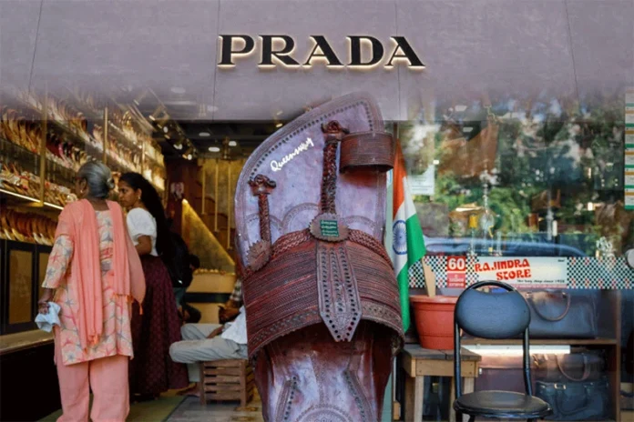 Kolhapuri Chappal Row: इतालवी फैशन हाउस प्रादा के खिलाफ 'अनधिकृत उपयोग' के लिए हाईकोर्ट में जनहित याचिका दायर Kolhapuri Chappal Row