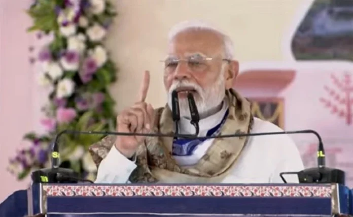 PM Modi Bihar Rally: मोतिहारी में गरजे प्रधानमंत्री, आरजेडी पर नौकरी देने से पहले गरीबों की जमीन हड़पने का आरोप लगाया PM Modi Bihar Rally
