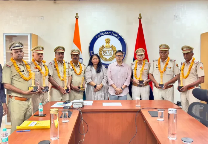 Faridabad News : फरीदाबाद पुलिस के 8 पुलिसकर्मी हुए सेवानिवृत, पुलिस आयुक्त कार्यालय में विदाई समारोह का किया गया आयोजन
