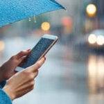 Smartphone Tips: बारिश में स्मार्टफोन का इस्तेमाल करना हो सकता है खतरनाक