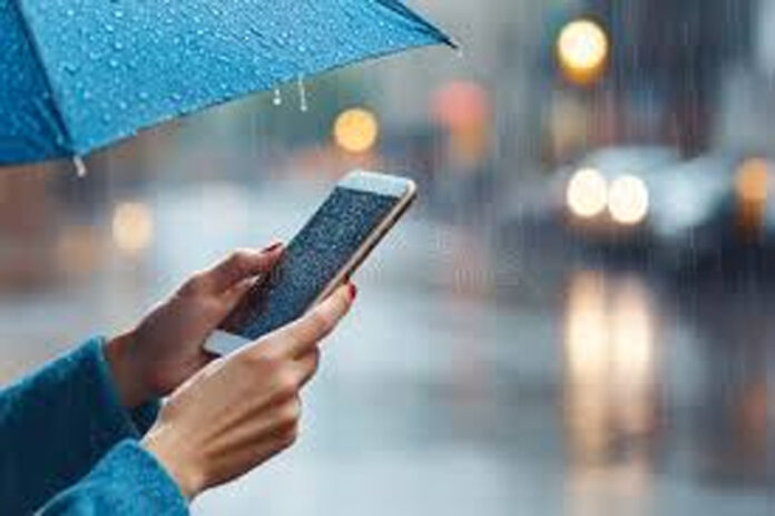 Smartphone Tips: बारिश में स्मार्टफोन का इस्तेमाल करना हो सकता है खतरनाक