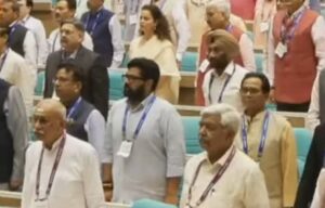 सांसद कार्तिकेय शर्मा 100 वर्ष की संघ यात्रा-नए क्षितिज कार्यक्रम में संघ प्रमुख मोहन भागवत को सुनते हुए