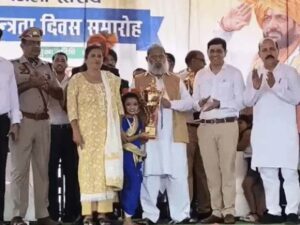 छात्रा को सम्मानित करते अनिल विज।