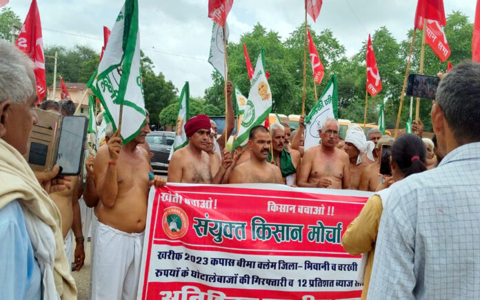 Bhiwani News : आंदोलनरत किसानों ने अर्धनग्न होकर सरकार के खिलाफ किया रोष प्रदर्शन