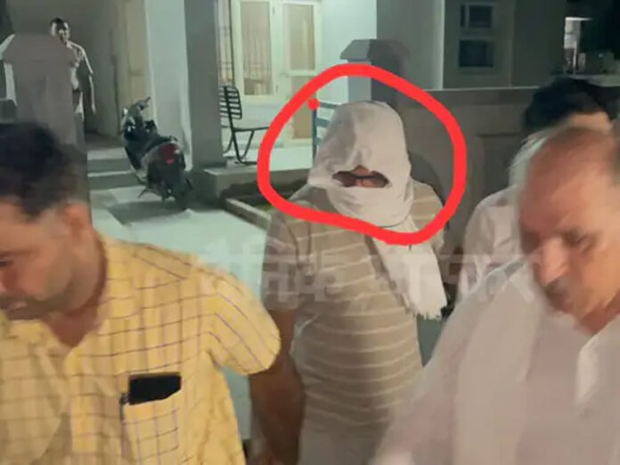 GRP Chowki Incharge Arrest: हिसार में चौकी इंचार्ज 15 हजार रुपए की रिश्वत लेता गिरफ्तार, 5 महीने बाद थी रिटायरमेंट GRP Chowki Incharge Arrest: हिसार में चौकी इंचार्ज 15 हजार रुपए की रिश्वत लेता गिरफ्तार, 5 महीने बाद थी रिटायरमेंट