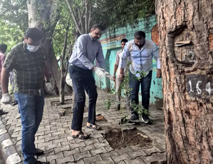 CEO of Zila Parishad started cleanliness drive by picking up garbage