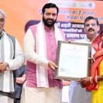 Haryana News: हरियाणा में शहरी और ग्रामीण आवास के लाभार्थियों को सीएम ने सौंपे आंवटन पत्र