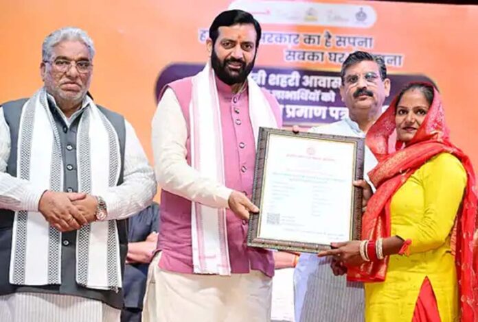 Haryana News: हरियाणा में शहरी और ग्रामीण आवास के लाभार्थियों को सीएम ने सौंपे आंवटन पत्र