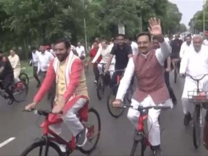 सदन में सीएम नायब सैनी, स्पीकर हरविंद्र कल्याण, मंत्री व विधायक साइकिल चलाकर पहुंचे।