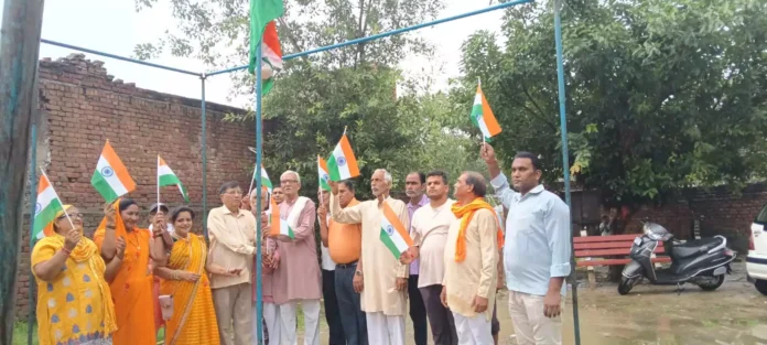 Janmashtani Parv 2025 : बच्चों को स्टेशनरी का सामान दे मनाया जन्माष्टमी पर्व
