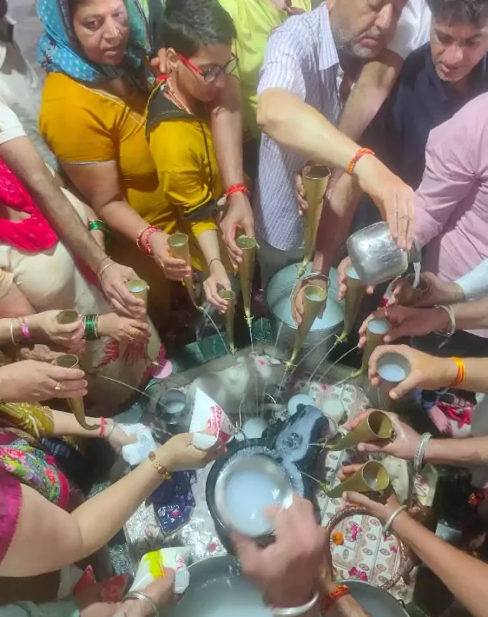 Jind News : सावन माह के अंतिम सोमवार को मंदिरों में उमड़ी श्रद्धालुओं की भीड़