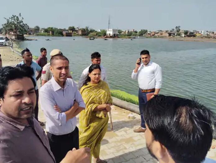 Hisar News: हिसार में मूसलाधार बारिश और ड्रेन टूटने के कारण 20 से अधिक गांव में जलभराव