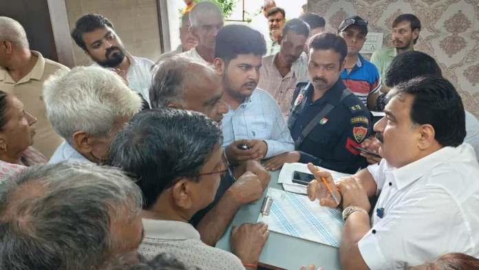 Jind News : डिप्टी स्पीकर ने अपने आवास पर लगाया जनता दरबार