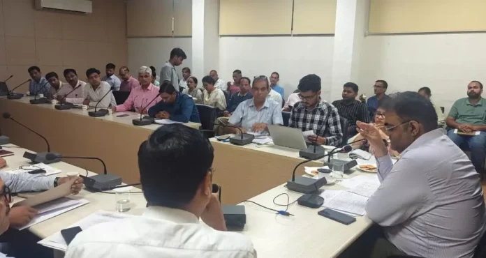 Deputy commissioner reprimanded careless officers for pending complaints