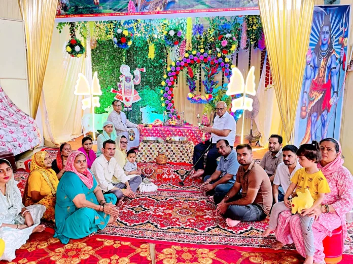 Janmashtami Parv : श्रद्धालुओं ने कान्हा को झूले झुला मांगी मन्नतें